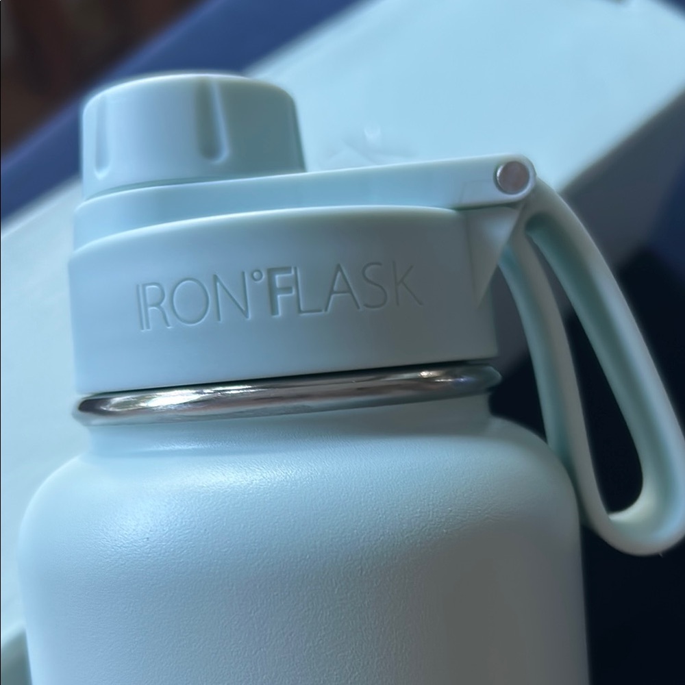 Iron Flask Light Blue Water Bottle‎ - Picture 3 of 4